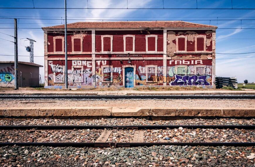 José Andrés Gallardo presenta Instantes en el tiempo en Manzanares, un viaje fotográfico por la memoria y los espacios olvidados