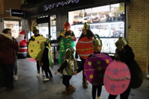 ‘Concurso de Trajes Navideños A.C.E.C.E.’ Continúa Animando la Calle Empedrada con Música, Juegos y Alegría festiva