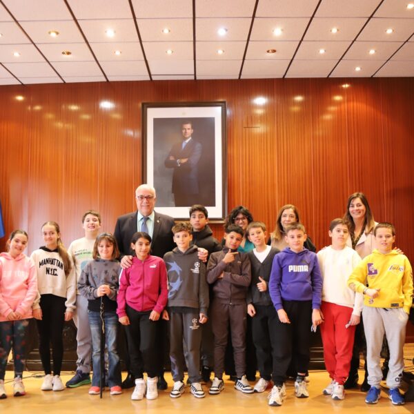 Estudiantes de 5º de Primaria del CEIP Divina Pastora de Manzanares interactúan con el alcalde en un encuentro matutino en el salón de plenos