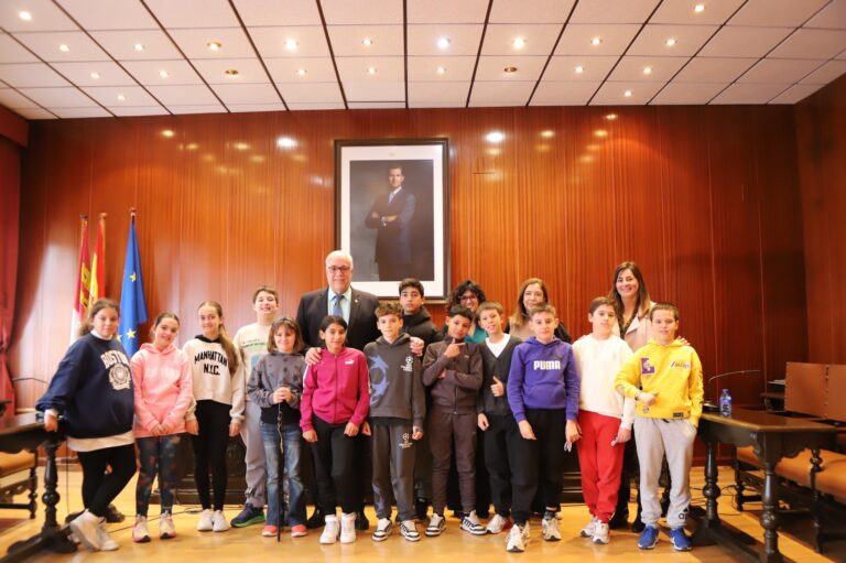 Estudiantes de 5º de Primaria del CEIP Divina Pastora de Manzanares interactúan con el alcalde en un encuentro matutino en el salón de plenos