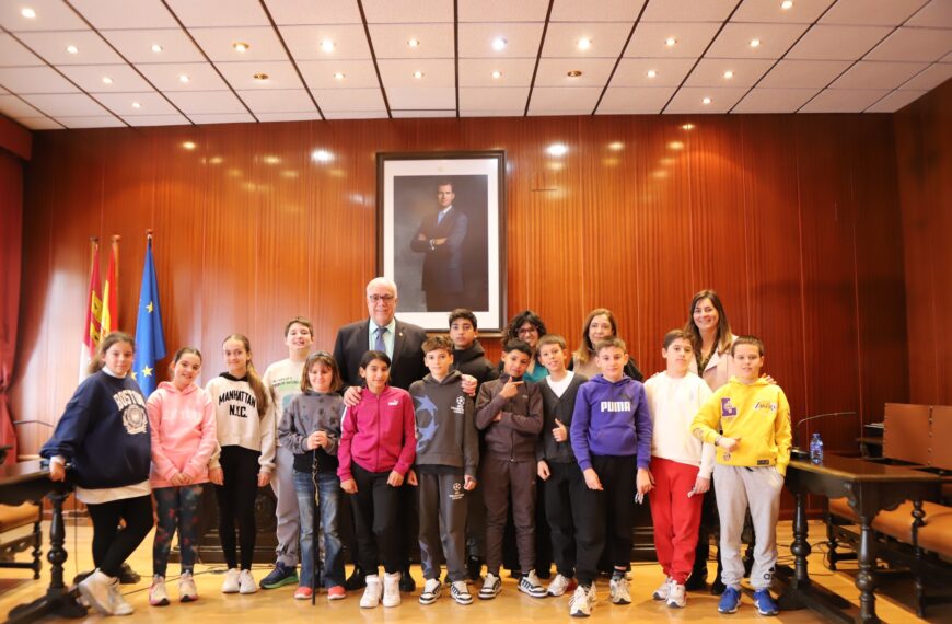Estudiantes de 5º de Primaria del CEIP Divina Pastora de Manzanares interactúan con el alcalde en un encuentro matutino en el salón de plenos