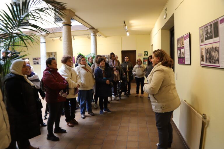 Eva María Jesús Presenta su Nueva Obra ‘Vinculadas’ en la Universidad Popular de Manzanares