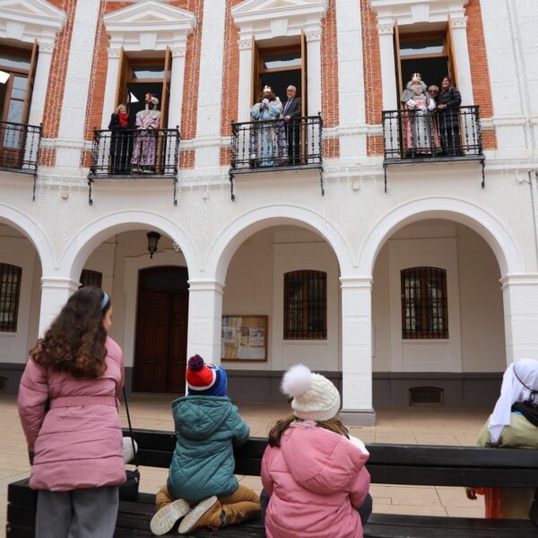 Los Reyes Magos Hacen su Primera Parada de la Tarde en la Plaza de la Constitución: La Cabalgata Anual a Continuar