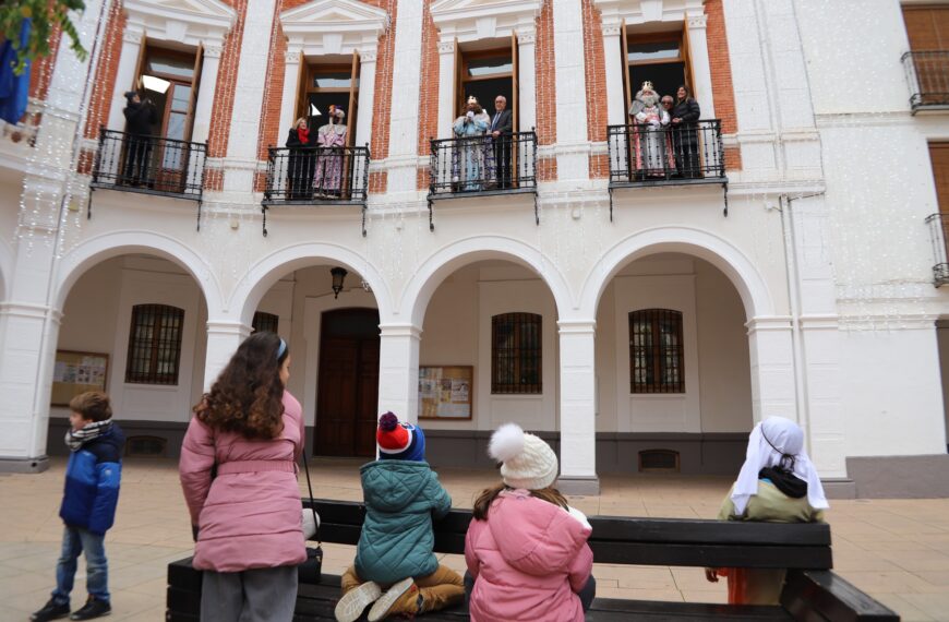 Los Reyes Magos Hacen su Primera Parada de la Tarde en la Plaza de la Constitución: La Cabalgata Anual a Continuar