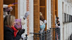 Los Reyes Magos abogan por la paz y el bienestar mundial en su mensaje, tras ser recibidos por el alcalde de Manzanares antes de la Cabalgata