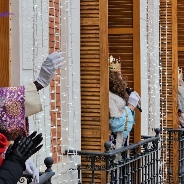 Los Reyes Magos abogan por la paz y el bienestar mundial en su mensaje, tras ser recibidos por el alcalde de Manzanares antes de la Cabalgata