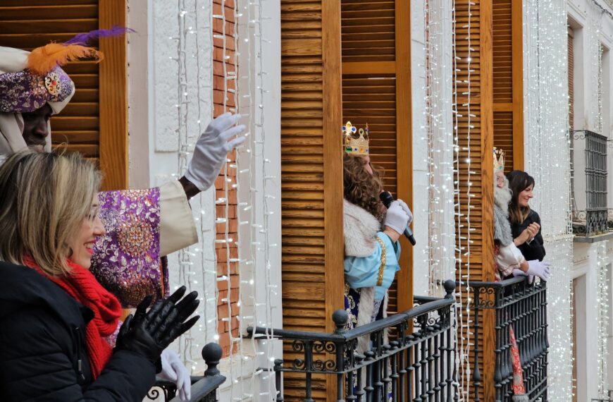 Los Reyes Magos abogan por la paz y el bienestar mundial en su mensaje, tras ser recibidos por el alcalde de Manzanares antes de la Cabalgata