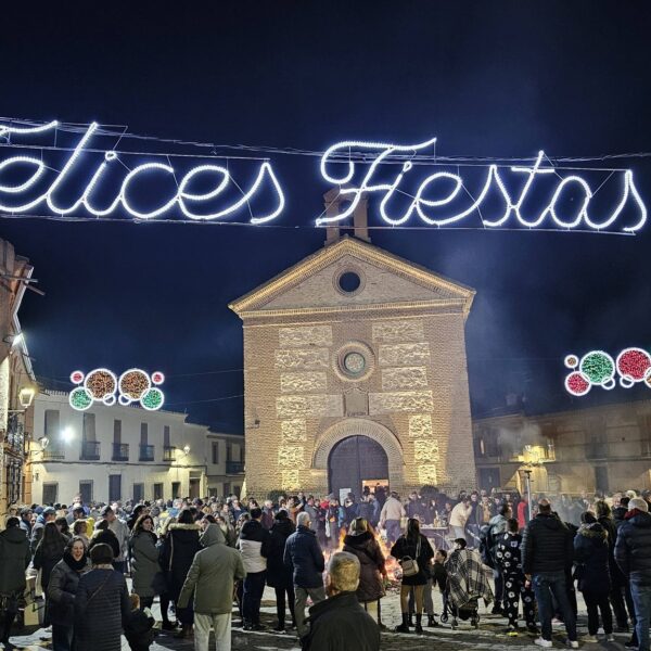 Manzanares Celebró en Gran Afluencia la Tradicional Hoguera en Honor a San Antón 2026