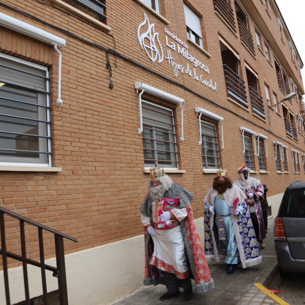 Recepción Real: Los Reyes Magos de Oriente Visitan la Residencia La Milagrosa Manzanares y La Carpa del Recinto ‘La Pergola’