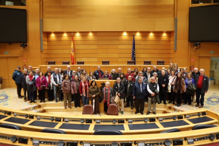 El programa ‘Segunda Juventud’ : 500 personas participan en las visitas al Senado, bajo la guía de Julián Nieva