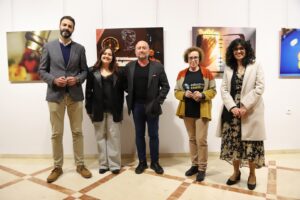 Gustavo Adolfo Fernández-Arroyo presenta ‘3×1. Perfecta imperfección’: una fusión de pirograbados, collages y montajes fotográficos en el Gran Teatro