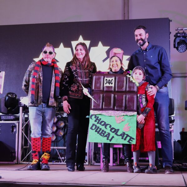 Jesús Romero e Isabel Díaz-Benito entregan los premios del concurso de máscaras en ceremonia reciente