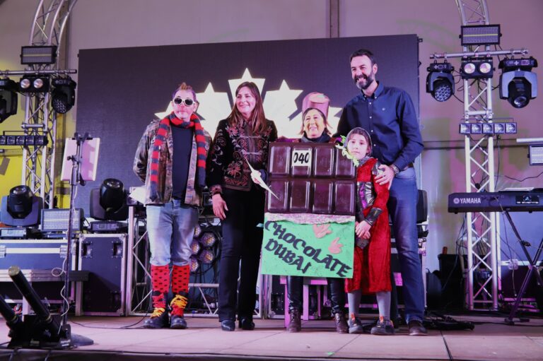 Jesús Romero e Isabel Díaz-Benito entregan los premios del concurso de máscaras en ceremonia reciente