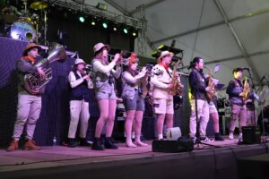 La Charanga Vinoblanco Enciende la Noche con un Pregón Musical en el Carnaval 2026