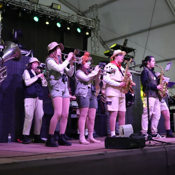 La Charanga Vinoblanco Enciende la Noche con un Pregón Musical en el Carnaval 2026