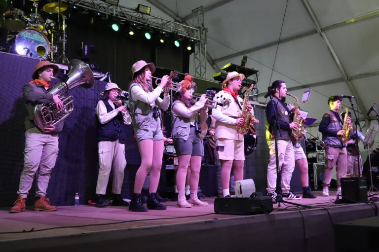 La Charanga Vinoblanco Enciende la Noche con un Pregón Musical en el Carnaval 2026