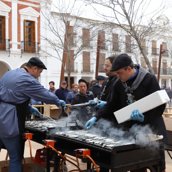 La Plaza de… se llena de sabor con el reparto de 5.000 sardinas asadas y 150 litros de vino