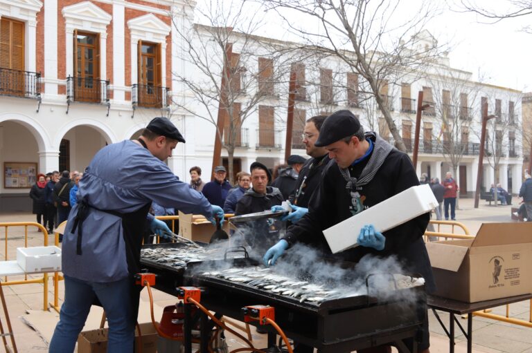 La Plaza de… se llena de sabor con el reparto de 5.000 sardinas asadas y 150 litros de vino