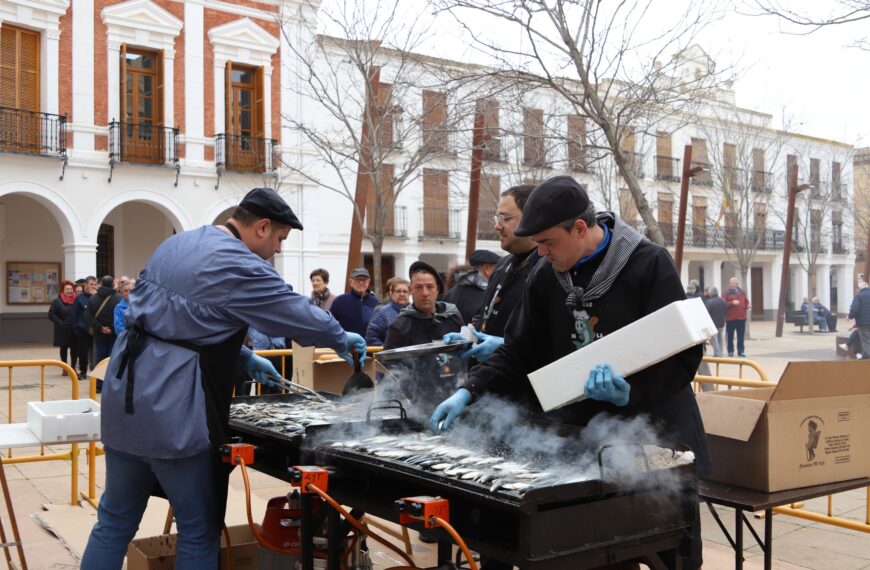 La Plaza de… se llena de sabor con el reparto de 5.000 sardinas asadas y 150 litros de vino