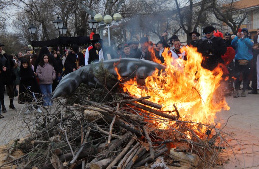 Manzanares Concluye el Carnaval con el Histórico Entierro de la Sardina: Participación Multigeneracional en el Corazón del Evento
