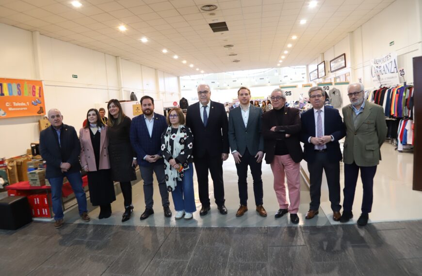 Manzanares muestra su compromiso con el comercio local en la exitosa 18ª Feria del Stock