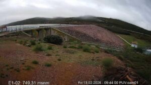 Se Desembalsan 12 m3/s en Alhambra: Los Desagües de Fondo de la Presa de Puerto de Vallehermoso Abiertos a las 10:00 h