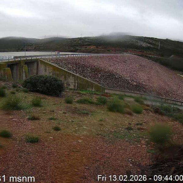 Se Desembalsan 12 m3/s en Alhambra: Los Desagües de Fondo de la Presa de Puerto de Vallehermoso Abiertos a las 10:00 h