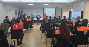 Veintiún miembros de equipos de intervención en emergencias reciben capacitación en reanimación cardiopulmonar y uso del desfibrilador automático.