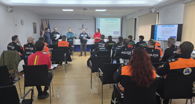 Veintiún miembros de equipos de intervención en emergencias reciben capacitación en reanimación cardiopulmonar y uso del desfibrilador automático.