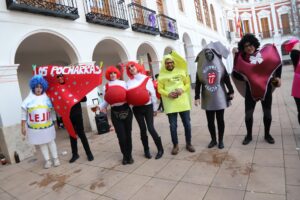¡Incesante Domingo de Carnaval! La Calle Empedrada Se Ilumina con el XXXVIII Concurso de Máscaras Mayores y Un Desfile de Disfraces