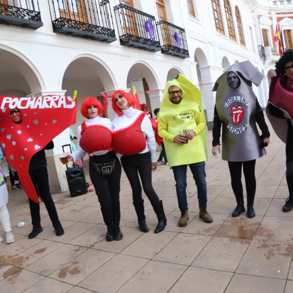 ¡Incesante Domingo de Carnaval! La Calle Empedrada Se Ilumina con el XXXVIII Concurso de Máscaras Mayores y Un Desfile de Disfraces