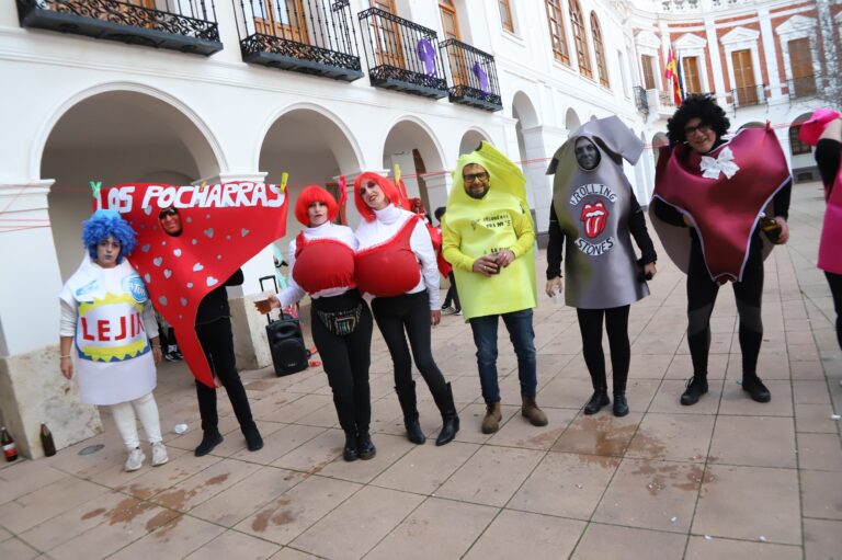 ¡Incesante Domingo de Carnaval! La Calle Empedrada Se Ilumina con el XXXVIII Concurso de Máscaras Mayores y Un Desfile de Disfraces