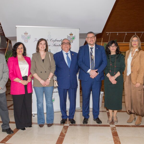 África Crespo Re-Escribe la Semana Santa en ‘Antes de que cantara el gallo’, una Novela-Pregón Emocionante