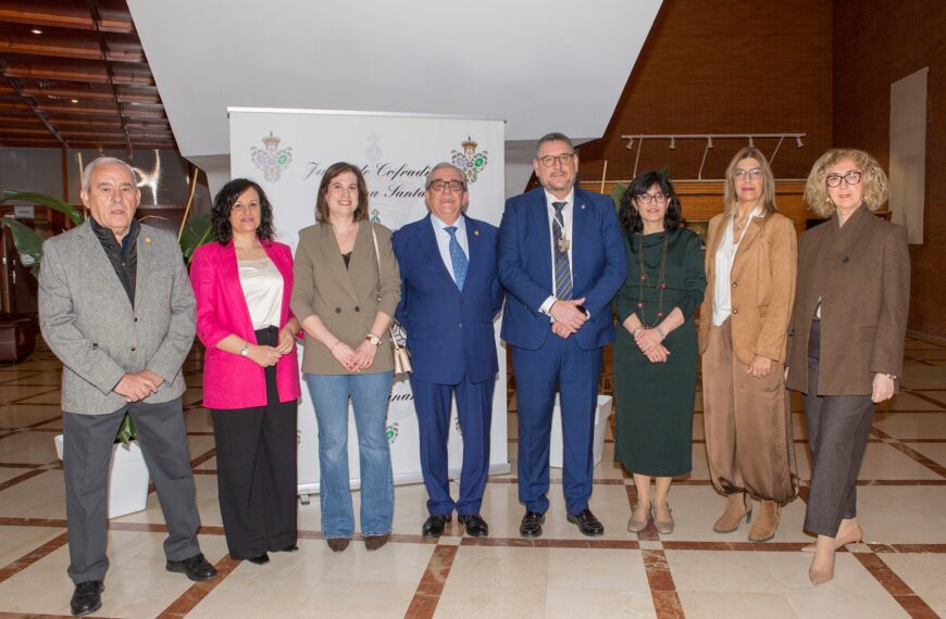 África Crespo Re-Escribe la Semana Santa en ‘Antes de que cantara el gallo’, una Novela-Pregón Emocionante