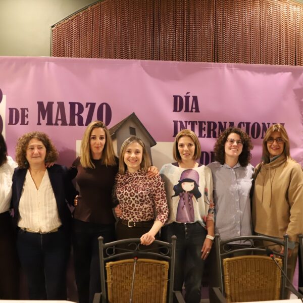 Carmen Mazuecos, Maica Crespo y Nerea Blasco debaten sobre el papel de la mujer en el deporte en un café-tertulia