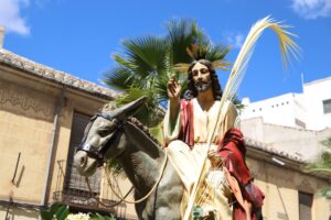 Domingo de Ramos Atiende a Multitudes en Manzanares: La ‘Borriquilla’ Convoca a la Ciudadanía en la Primera Procesión