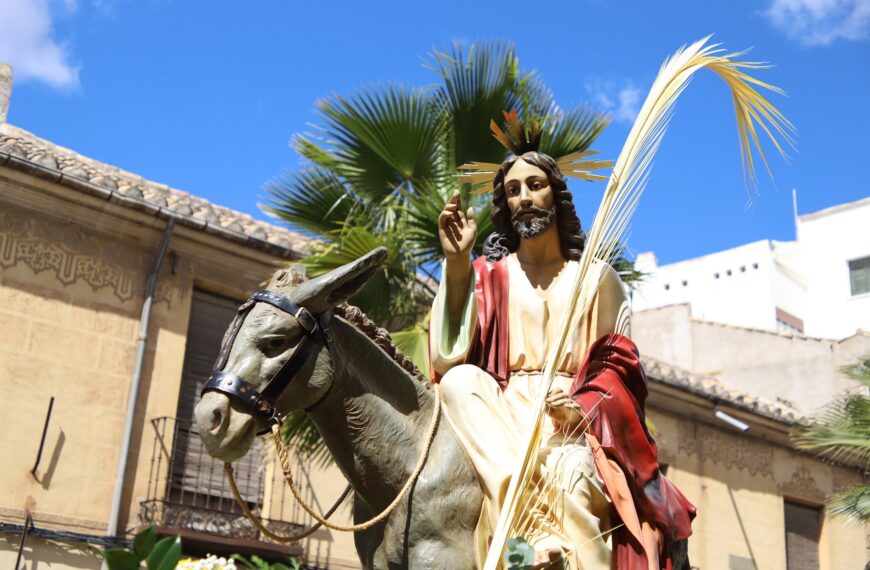 Domingo de Ramos Atiende a Multitudes en Manzanares: La ‘Borriquilla’ Convoca a la Ciudadanía en la Primera Procesión