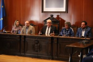 El alcalde Julián Nieva, junto al portavoz del Equipo de Gobierno Pablo Camacho y la concejala de Deportes Laura Carrillo, dan la bienvenida a…