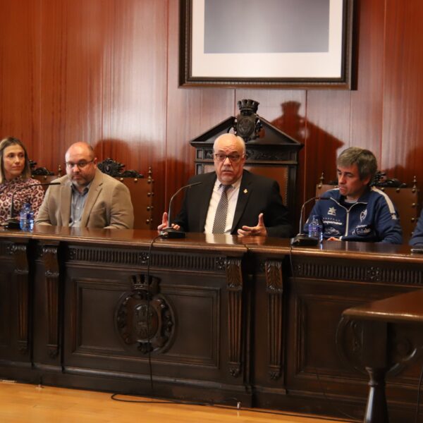 El alcalde Julián Nieva, junto al portavoz del Equipo de Gobierno Pablo Camacho y la concejala de Deportes Laura Carrillo, dan la bienvenida a…