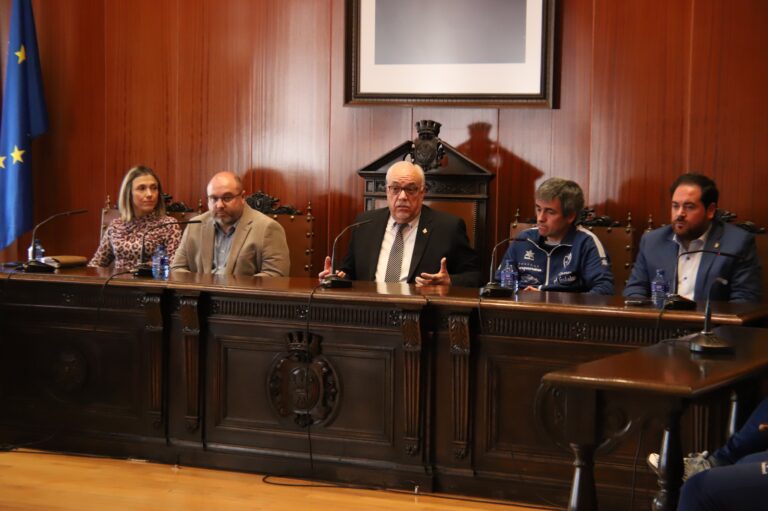 El alcalde Julián Nieva, junto al portavoz del Equipo de Gobierno Pablo Camacho y la concejala de Deportes Laura Carrillo, dan la bienvenida a…