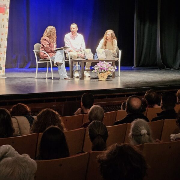 El recuerdo de ‘Mi Pequeña Luz’ ilumina la Casa de Cultura de Manzanares: Presentación del Libro de Ernesto Morales y Belén Patón