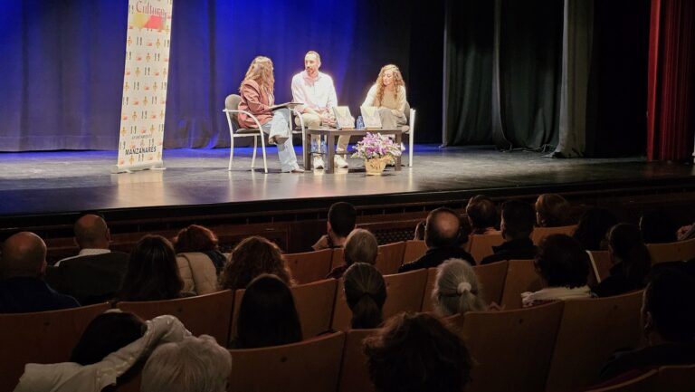 El recuerdo de ‘Mi Pequeña Luz’ ilumina la Casa de Cultura de Manzanares: Presentación del Libro de Ernesto Morales y Belén Patón