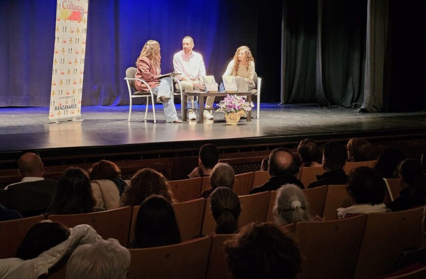 El recuerdo de ‘Mi Pequeña Luz’ ilumina la Casa de Cultura de Manzanares: Presentación del Libro de Ernesto Morales y Belén Patón