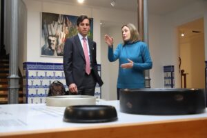 Juan Ortega Regala su Traje de Faena al Archivo-Museo ‘Sánchez Mejías’: Se Declara ‘Encantado’ con la Institución