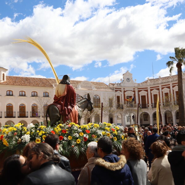 Junta Cofradías Manzanares anima a la población a experimentar la Semana Santa con fervor religioso: Espectacular desfile de ‘La Borriquilla’ en las calles de Manzanares