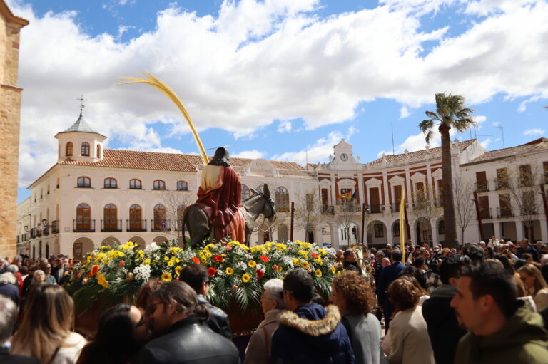 Junta Cofradías Manzanares anima a la población a experimentar la Semana Santa con fervor religioso: Espectacular desfile de ‘La Borriquilla’ en las calles de Manzanares