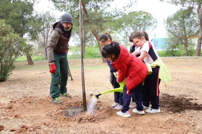 200 Estudiantes de 2º de Primaria Realizan Plantación de 50 Árboles en el Paseo de la Isla Verde