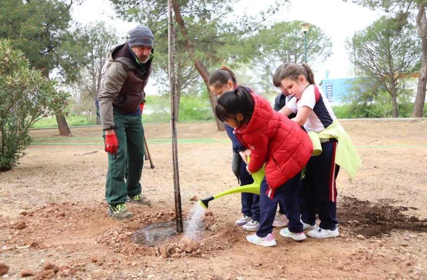 200 Estudiantes de 2º de Primaria Realizan Plantación de 50 Árboles en el Paseo de la Isla Verde