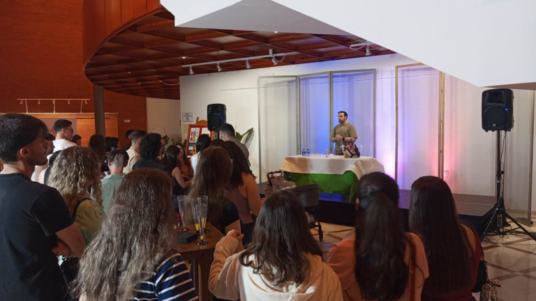 Asistencia Masiva y Entusiasmo en las XIII Jornadas ‘Alma del Vino’ destacando el Taller de Coctelería