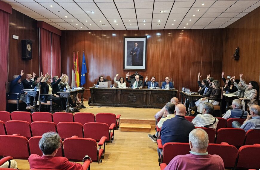 El Pleno de Manzanares abre expediente contra Acciona Agua por deficiencias en la depuradora y aprueba el uso de la IA en el Ayuntamiento